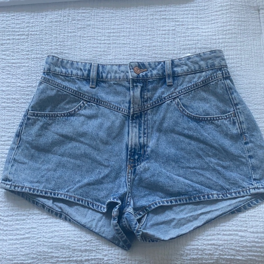 High Waisted light washed denim shorts H&M size US 8